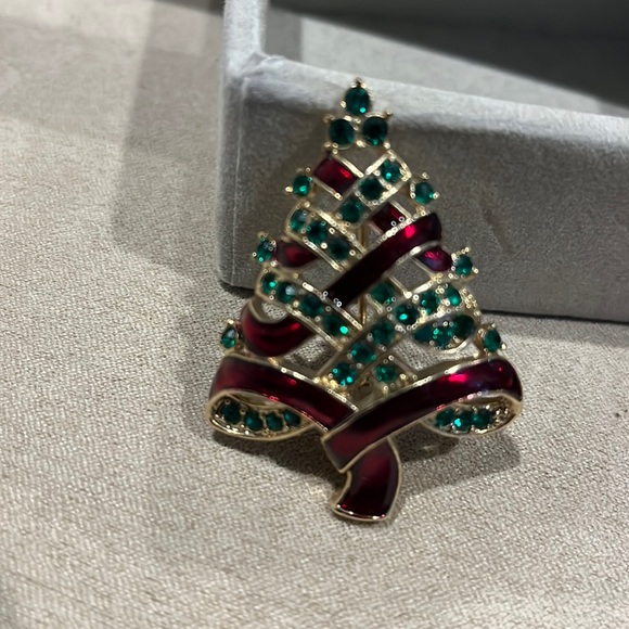 Jewelry - Gorgeous holiday tree brooch